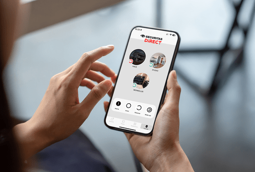 Mann verwendet App
