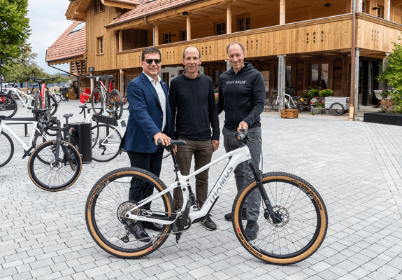 Der Gewinner des Hauptpreises des Securitas Direct Jubiläums-Wettbewerbs, A.K. aus Köniz (Mitte) zusammen mit Chrisitan Chenaux, CEO Securitas Direct (links) und Thomas Binggeli, CEO von THÖMUS