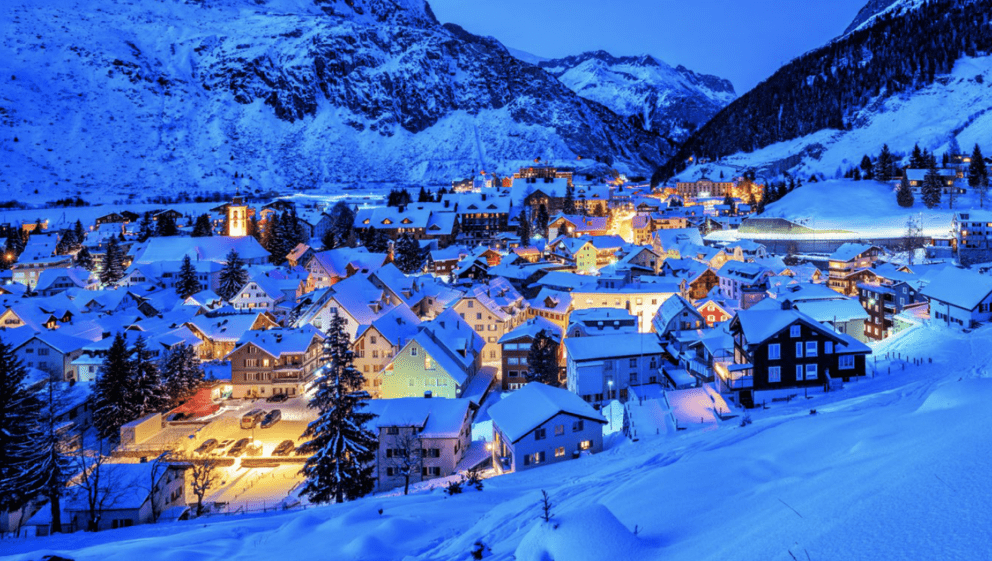 Die Schönheit einer Winternacht in den Bergen