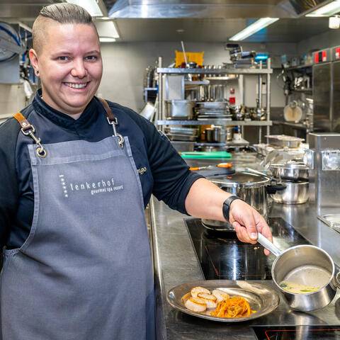 Anja Jungo préparant les coquilles St-Jacques en cuisine