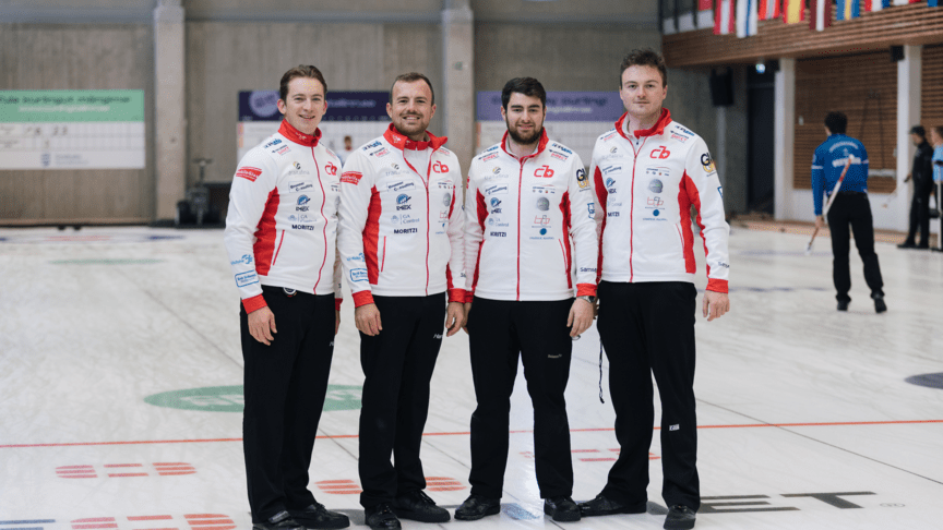 Gruppenbild Curling Team Brunner: vier Personen auf dem Eisfeld