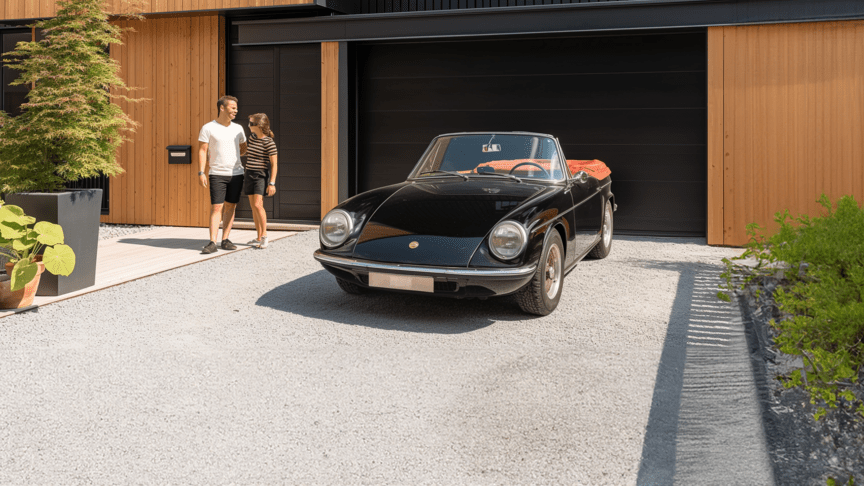 Couple qui sort du garage de leur maison
